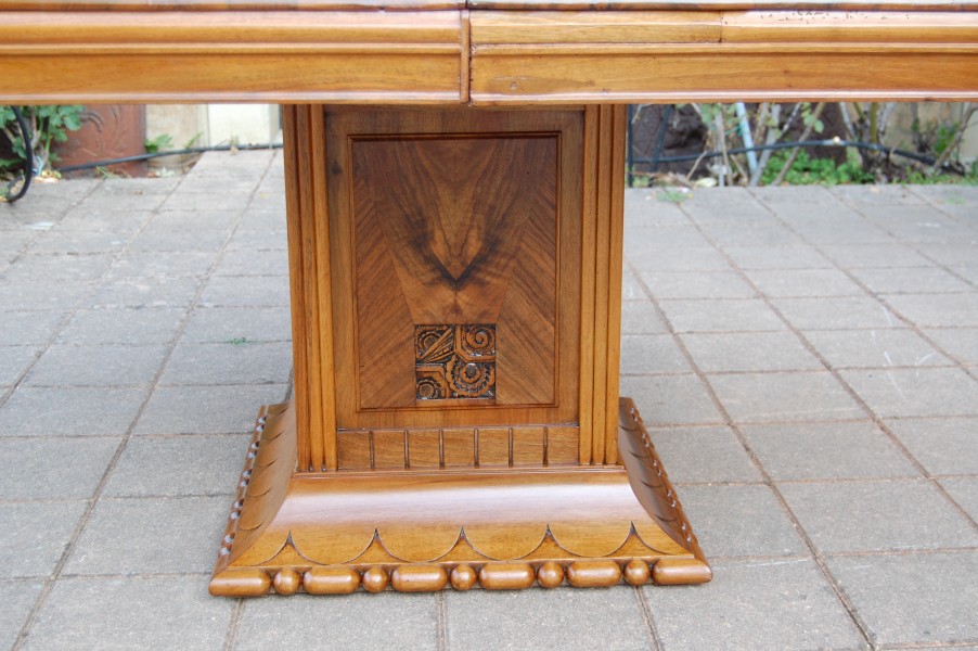 Table art d�co en noyer avec rallonges 14 couverts