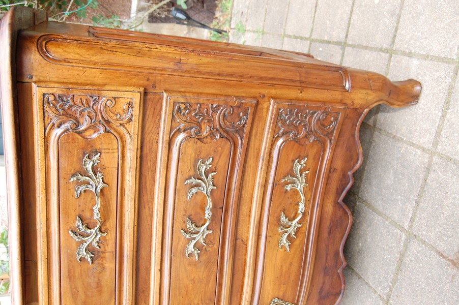 Commode d �poque Louis XV en noyer du 18e si�cle