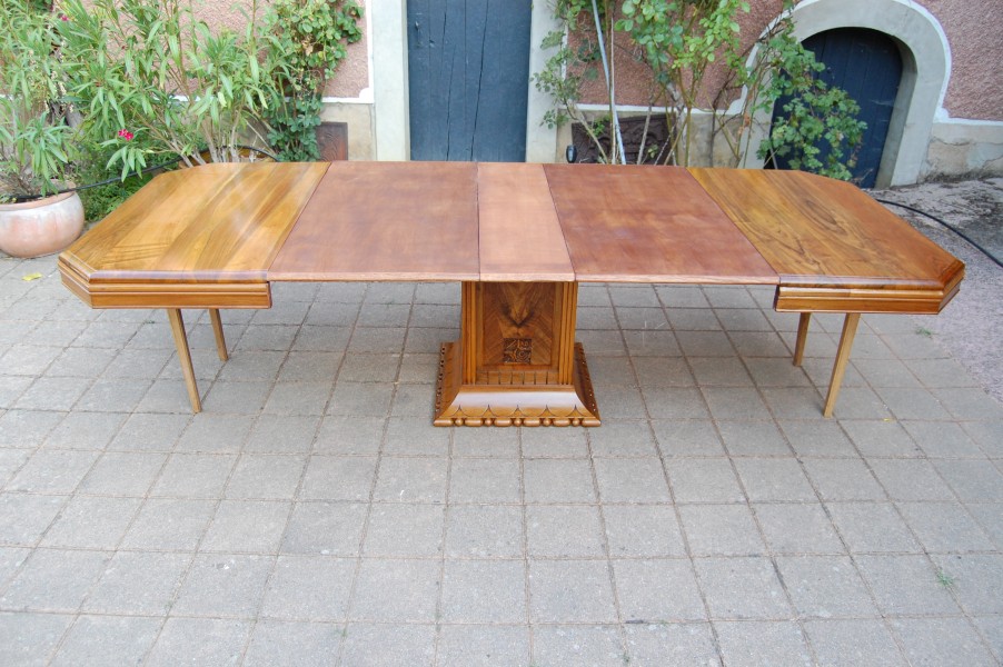 Table art d�co en noyer avec rallonges 14 couverts
