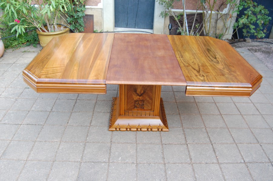 Table art d�co en noyer avec rallonges 14 couverts