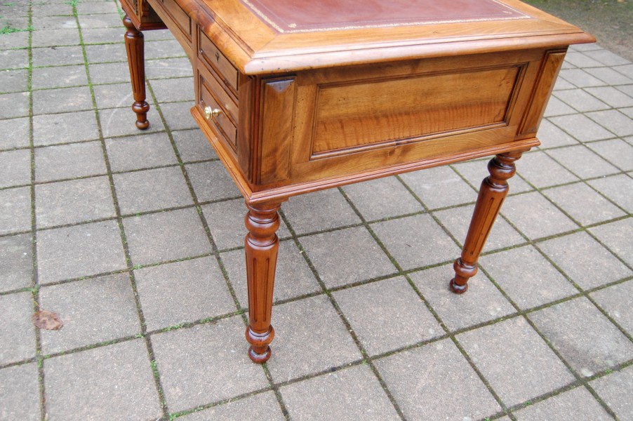 Bureau d �poque Louis Philippe en noyer du 19e si�cle