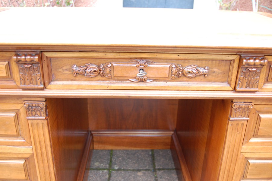 Bureau  caisson en noyer Napolon III en noyer du 19e sicle