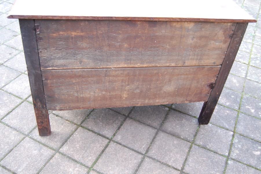 Commode arbal�te d �poque Louis XV en noyer du 18e si�cle
