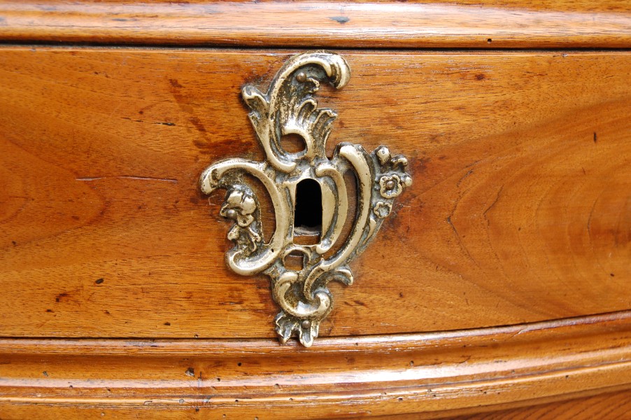 Commode d �poque Louis XV en noyer du 18e si�cle