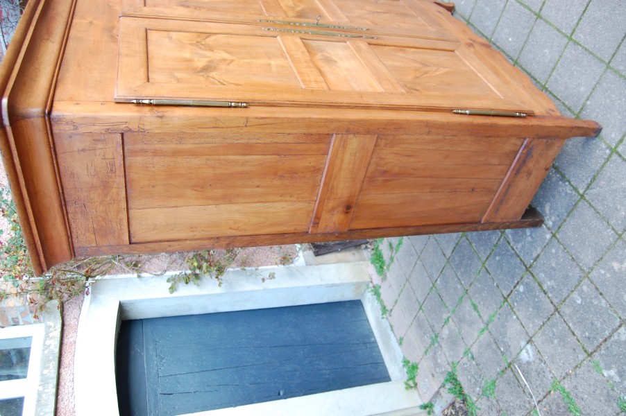 Armoire lous Philippe en merisier du 19e si�cle
