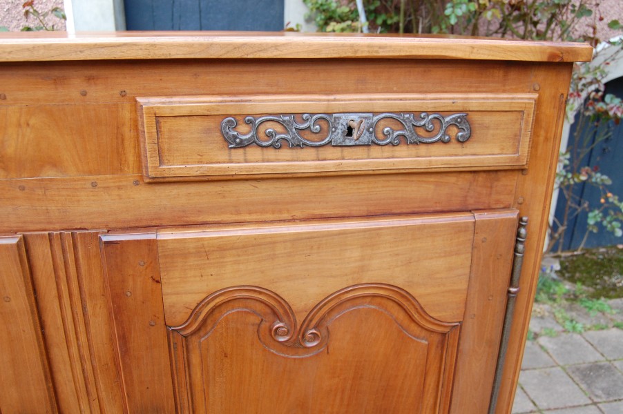 Buffet Louis XV en merisier du 19e si�cle