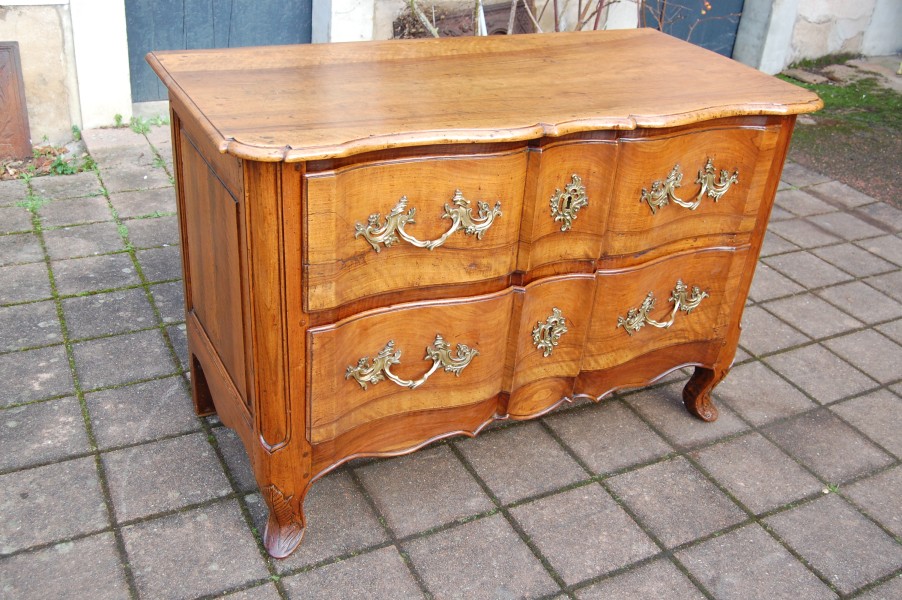 Commode arbal�te d �poque Louis XV en noyer du 18e si�cle