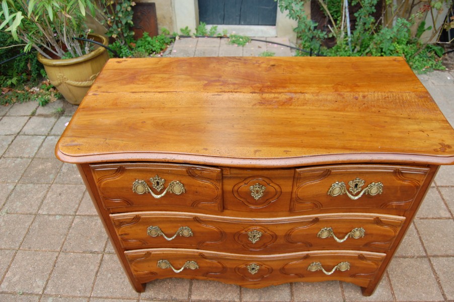 Commode parisienne d �poque Louis XV en noyer du 18e si�cle