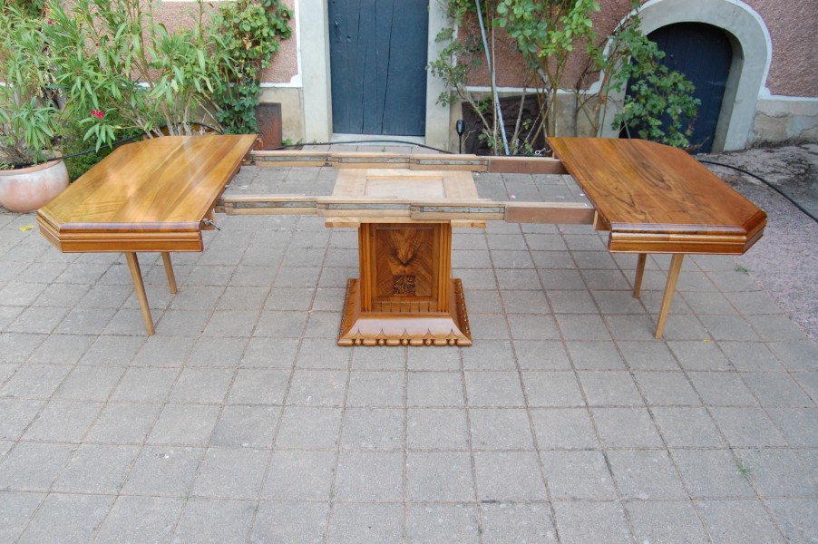 Table art d�co en noyer avec rallonges 14 couverts