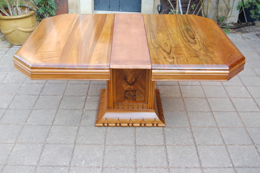 Table art d�co en noyer avec rallonges 14 couverts