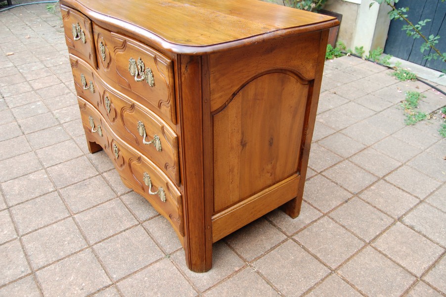 Commode parisienne d �poque Louis XV en noyer du 18e si�cle