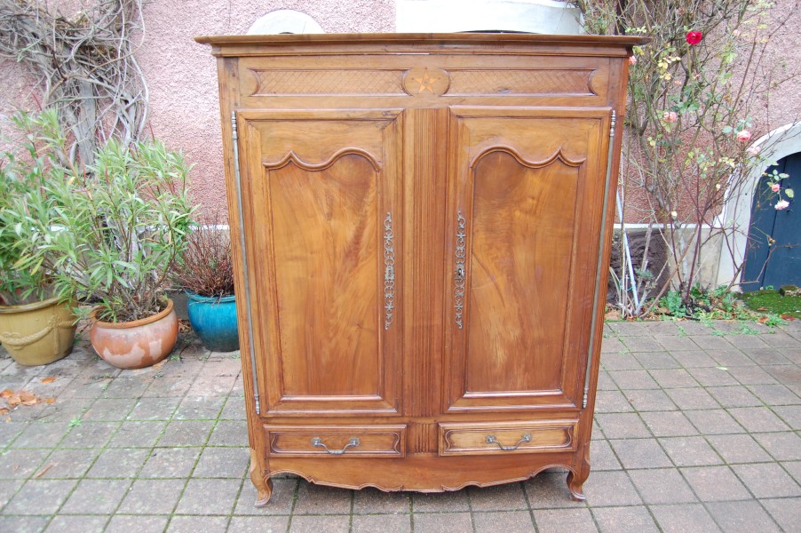 Armoire basse Louis XV en noyer du 19e sicle
