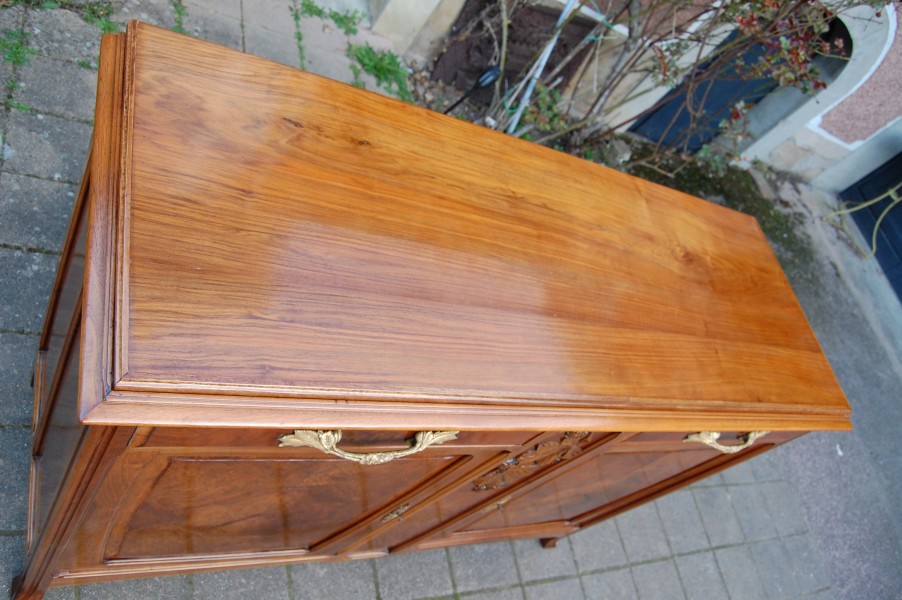 Buffet d �poque art nouveau en noyer des ann�es 1900