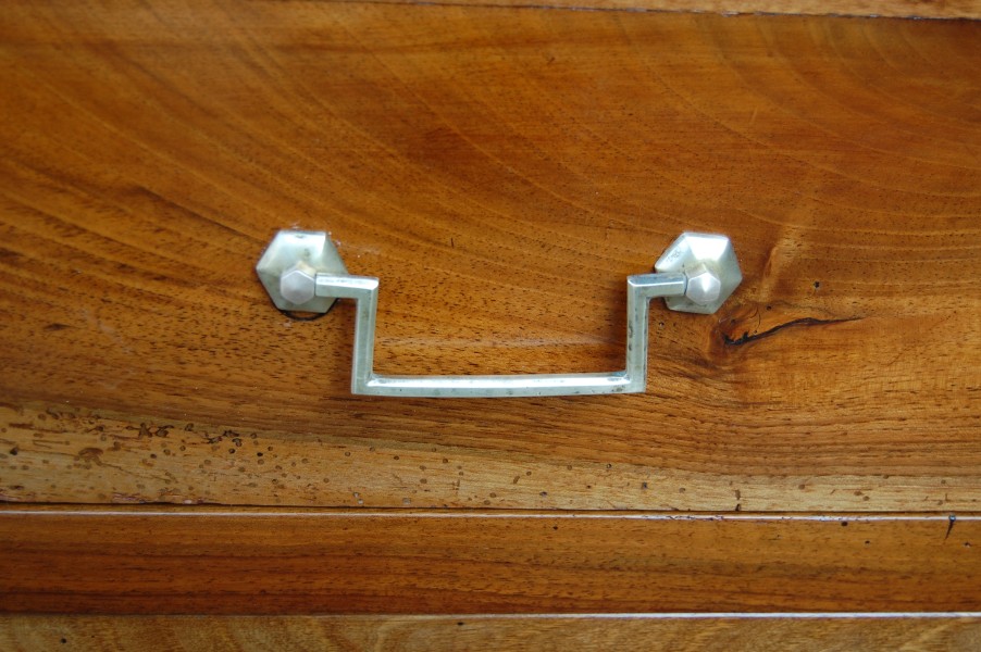 Commode d �poque Louis XVI en noyer du 18e si�cle