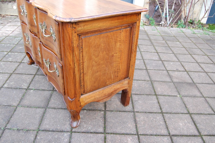 Commode arbal�te d �poque Louis XV en noyer du 18e si�cle