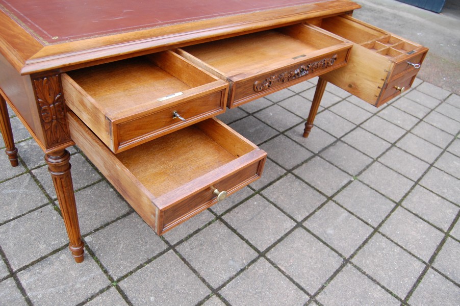 Bureau Napol�on III de style Louis XVI en noyer fin du 19e si�cle