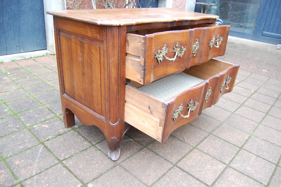 Commode arbal�te d �poque Louis XV en noyer du 18e si�cle