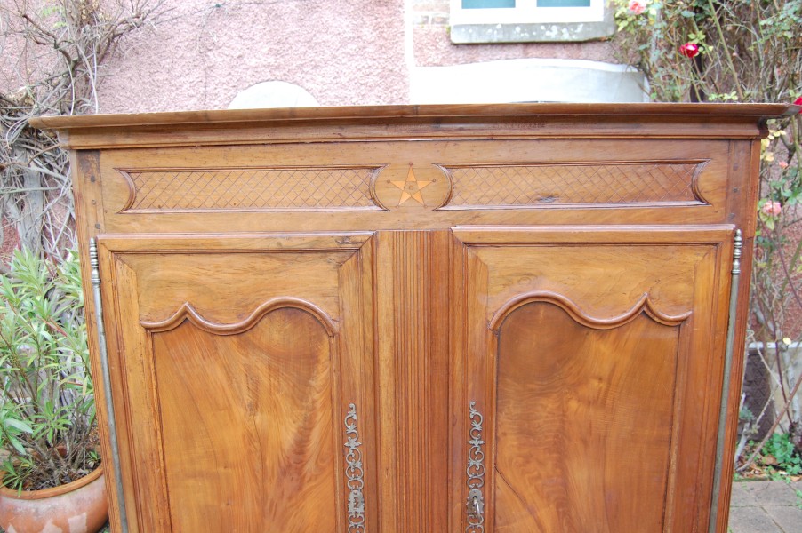 Armoire basse Louis XV en noyer du 19e sicle