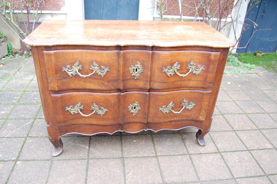 Commode arbal�te d �poque Louis XV en noyer du 18e si�cle