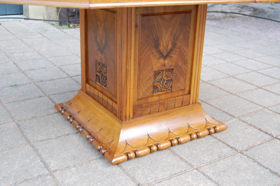 Table art d�co en noyer avec rallonges 14 couverts