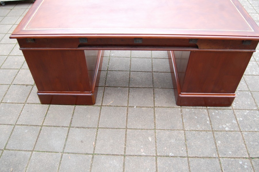 Bureau � caisson en acajou Louis Philippe du 19e si�cle