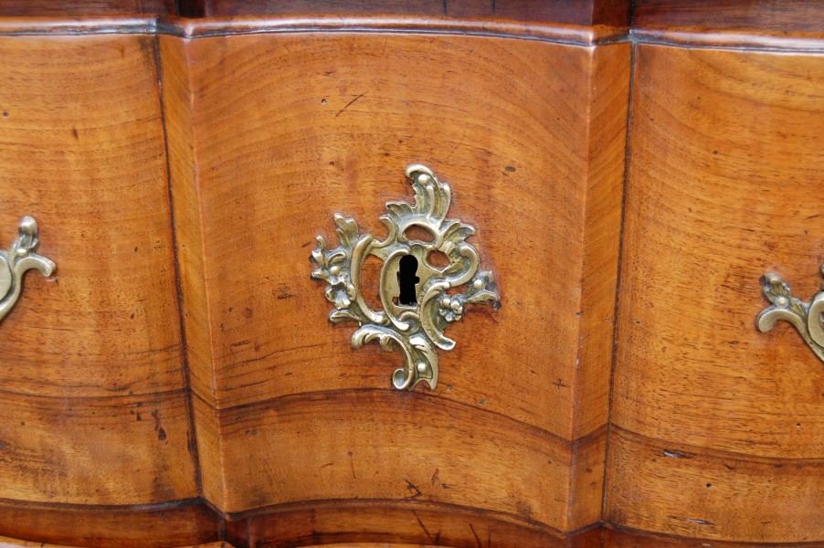 Commode arbal�te d �poque Louis XV en noyer du 18e si�cle