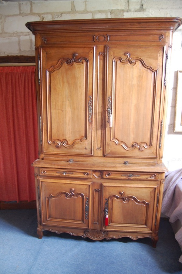 Buffet deux corps d �poque Louis XV en noyer du 18e si�cle