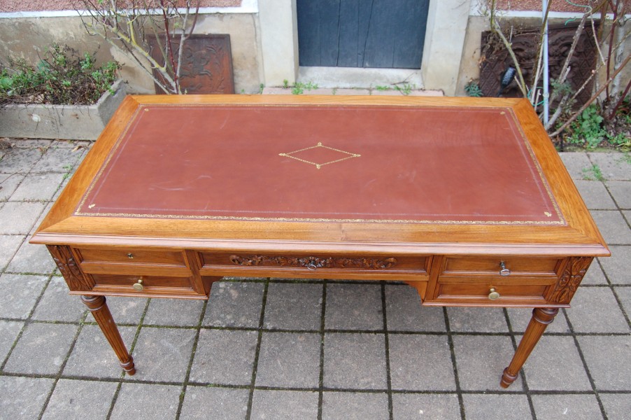 Bureau Napol�on III de style Louis XVI en noyer fin du 19e si�cle