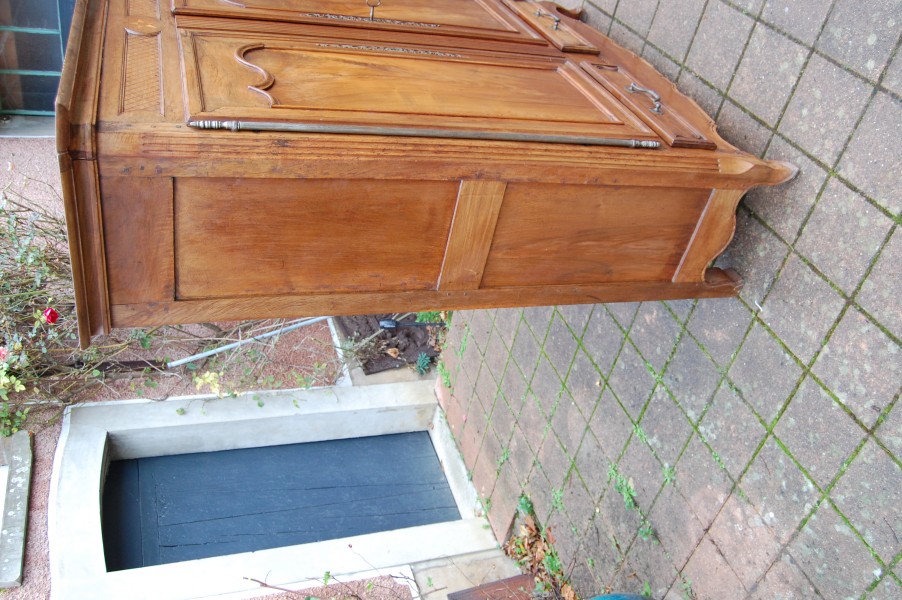 Armoire basse Louis XV en noyer du 19e sicle