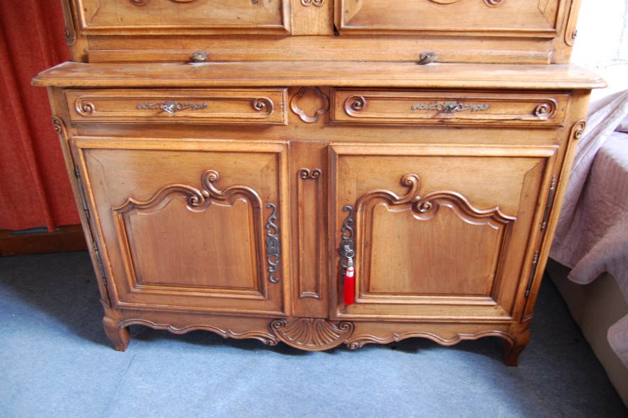 Buffet deux corps d �poque Louis XV en noyer du 18e si�cle