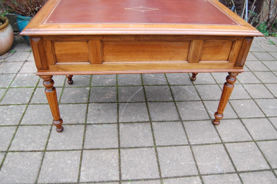 Bureau d �poque Louis Philippe en noyer du 19e si�cle