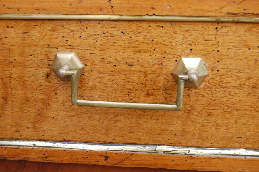 Commode d �poque Louis XVI en noyer du 18e si�cle