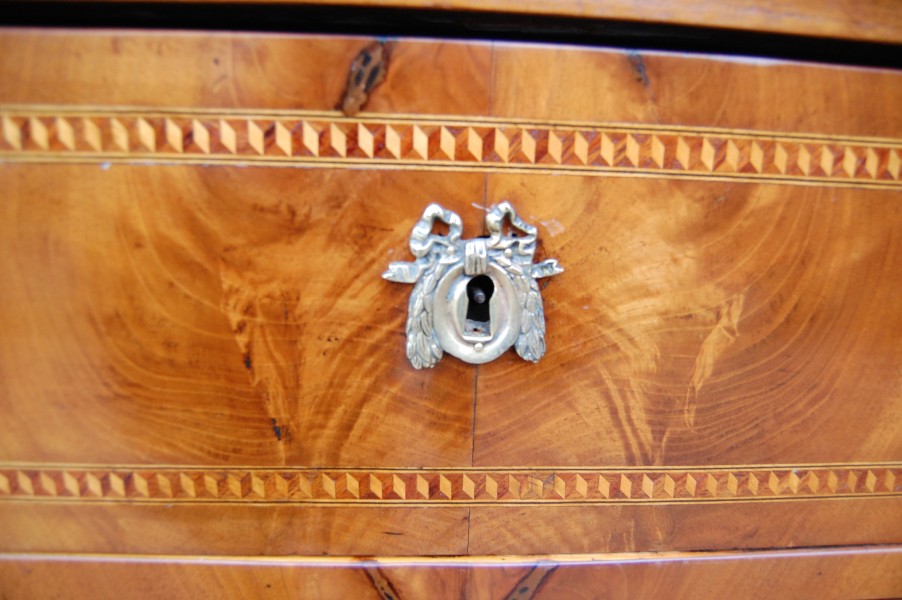 Commode chiffonnier d �poque Louis XVI en noyer du 18e si�cle