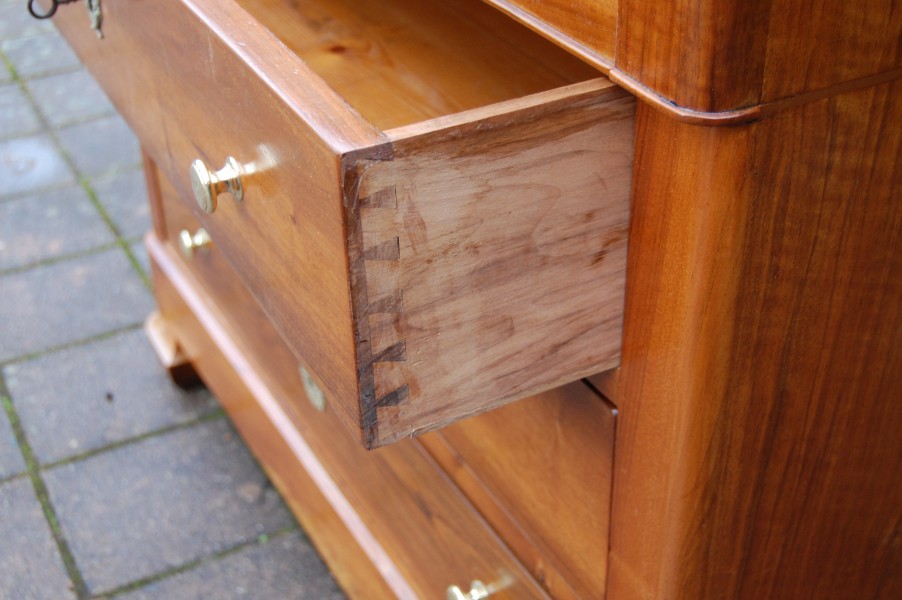 Commode d �poque Louis Philippe en noyer du 19 e si�cle