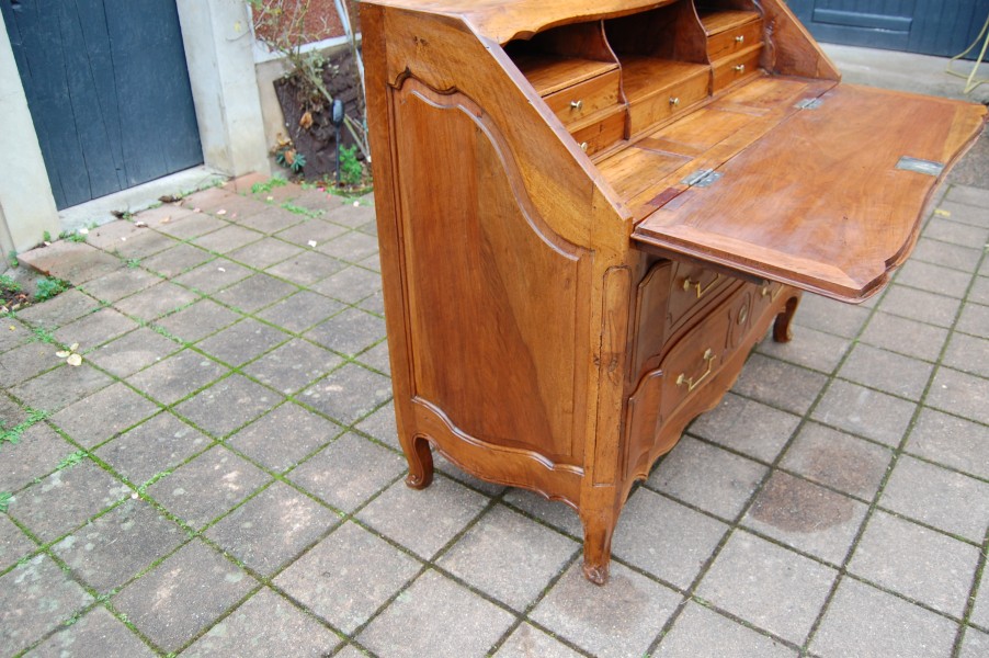 Bureau a pente d poque Louis XV transition LOUIS XVI en noyer du 18e sicle