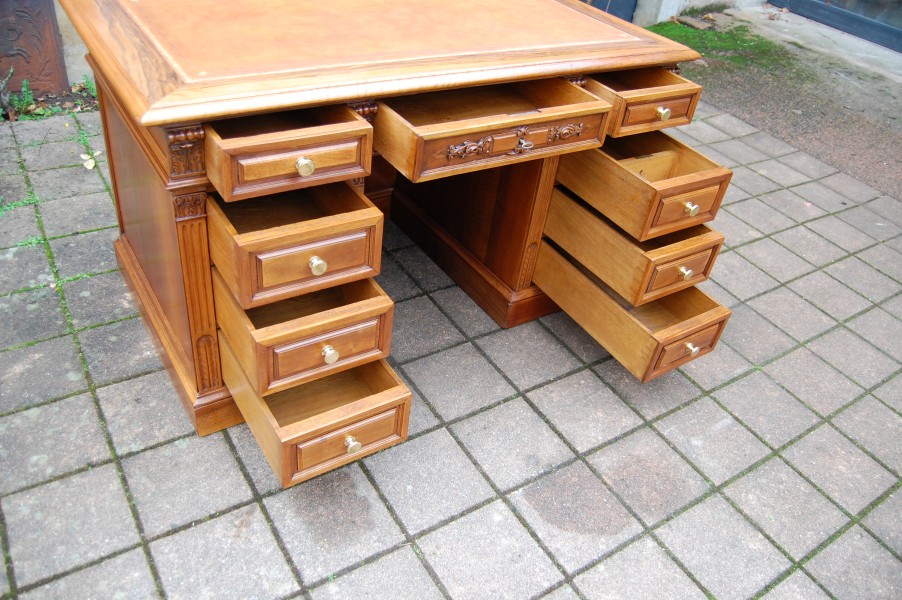 Bureau  caisson en noyer Napolon III en noyer du 19e sicle