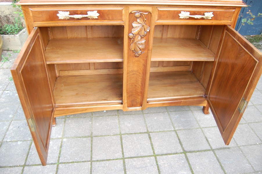 Buffet d �poque art nouveau en noyer des ann�es 1900