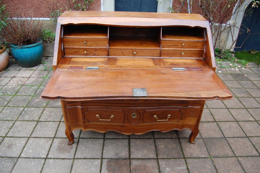Bureau a pente d poque Louis XV transition LOUIS XVI en noyer du 18e sicle