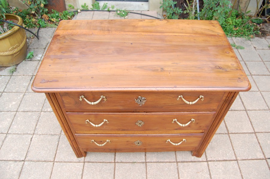Petite commode d �poque Louis XV en noyer du 18e si�cle