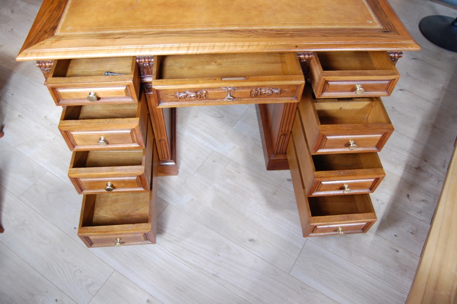 Bureau � caisson en noyer Napol�on III en noyer du 19e si�cle