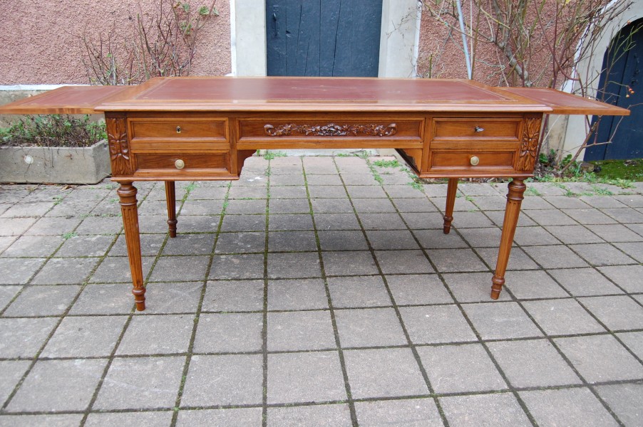 Bureau Napol�on III de style Louis XVI en noyer fin du 19e si�cle