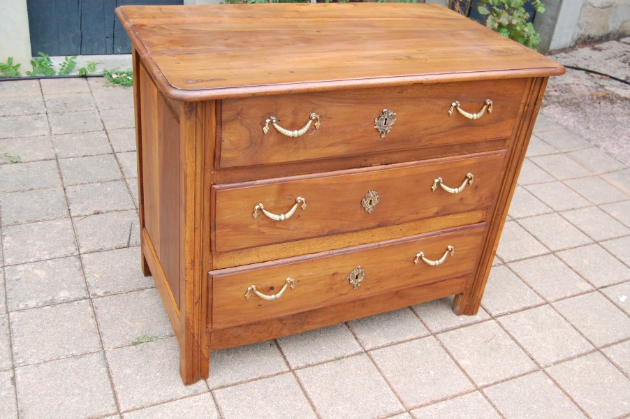 Petite commode d �poque Louis XV en noyer du 18e si�cle