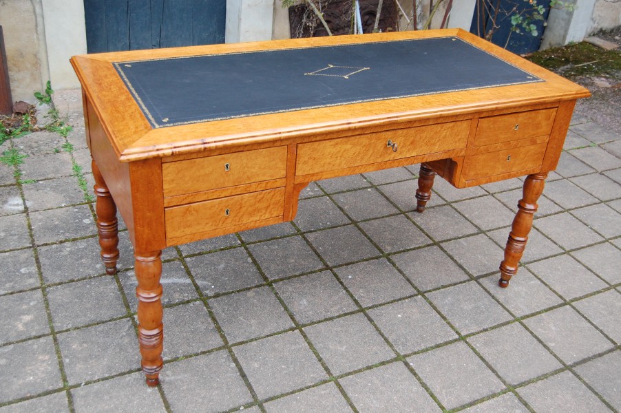 Bureau d �poque Louis Philippe en �rable mouchet� et merisier