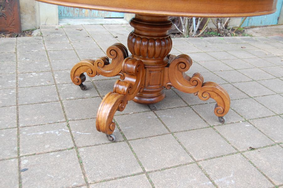 Table à pied central Napoléon III en noyer fin du 19e siècle 16 couverts