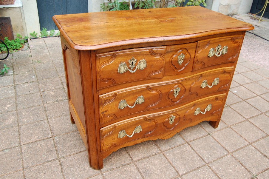 Commode parisienne d �poque Louis XV en noyer du 18e si�cle