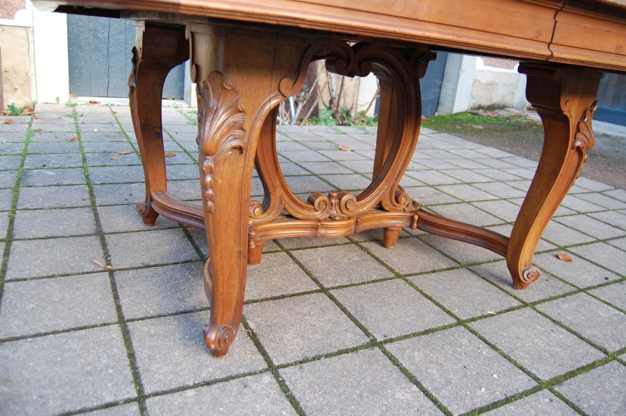 Table Napolon III en noyer de style Louis XV fin du 19e sicle
