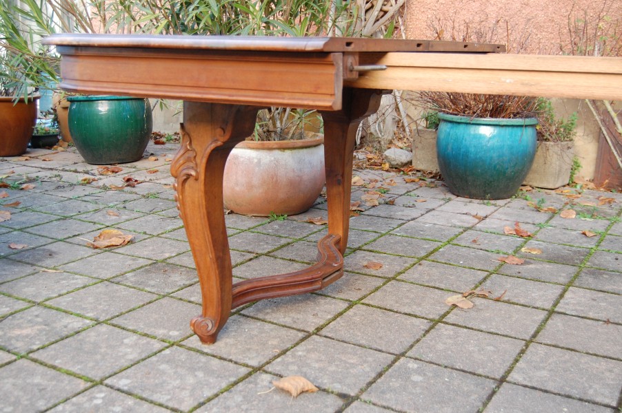 Table Napolon III en noyer de style Louis XV fin du 19e sicle