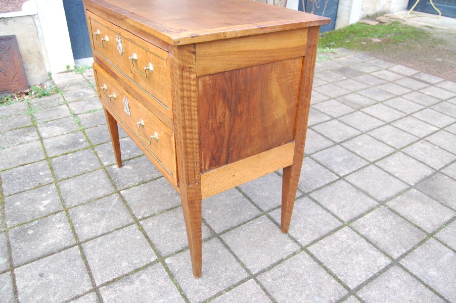 Commode d �poque Louis XVI en noyer du 18e si�cle