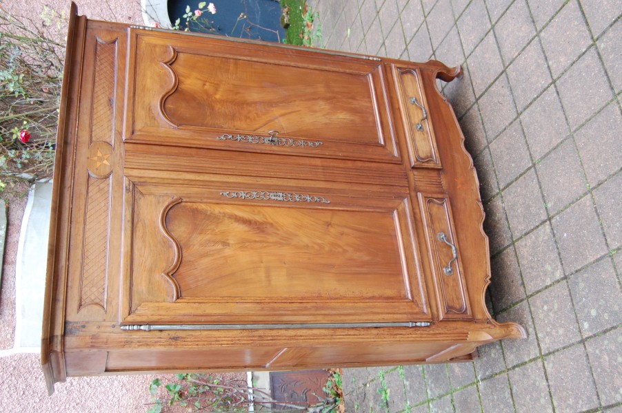 Armoire basse Louis XV en noyer du 19e sicle