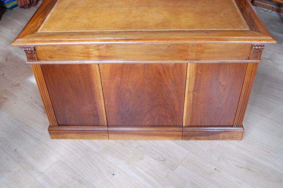 Bureau � caisson en noyer Napol�on III en noyer du 19e si�cle